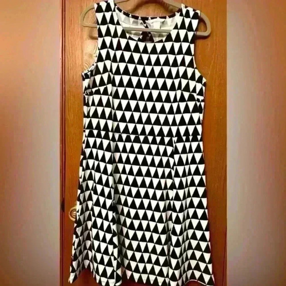 H&M Triangle Geometric Print B+W Fit and Flare - Size L - Picture 1 of 7